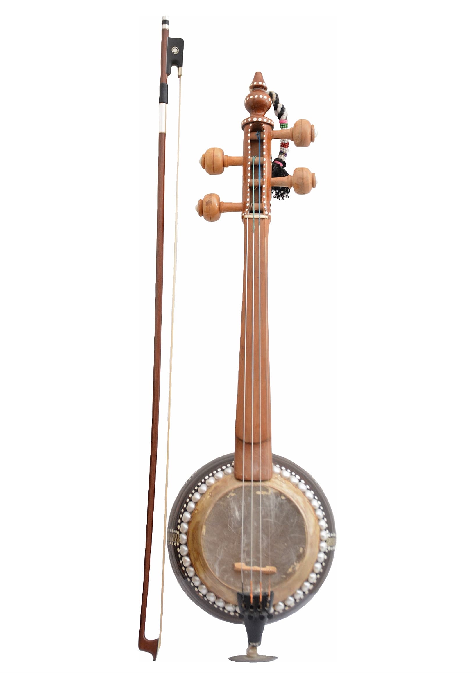 Гиджак. Тәжікстанда екі, үш және төрт ішекті гиджактар қолданыста. Екі ішекті гиджактың құрылысы қарапайым. Аспап ұзындығы 700 мм ағаш кесегінен жасалады, бір жағы сәл үшкірленіп, аяқ қызметін атқарады, екінші жағы кеңейе келіп, екі құлақ бекітіледі. Ағашқа резонаторлық корпус қызметін атқаратын қаңылтыр құты кигізіледі. Ішектер түкті, кварта күйіне келтіріледі. Ысқышы садақ пішіндес, шайырланған жылқының қара қылы тағылады. Ойын барысында аспапты тік қалыпта ұстайды. Дыбысы әлсіз. Екі ішекті гиджак Тәжікстанның таулы аудандарында кең таралған, дегенмен қазіргі кезде жетілдірілген үш және төрт ішекті гиджактармен ығыстырылуда.